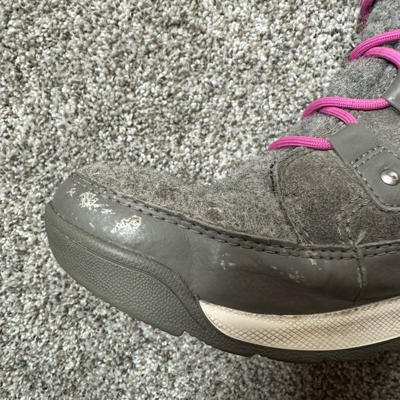 Sorel Women's Charcoal Boots with Fuchsia Laces - Picture 5 of 7